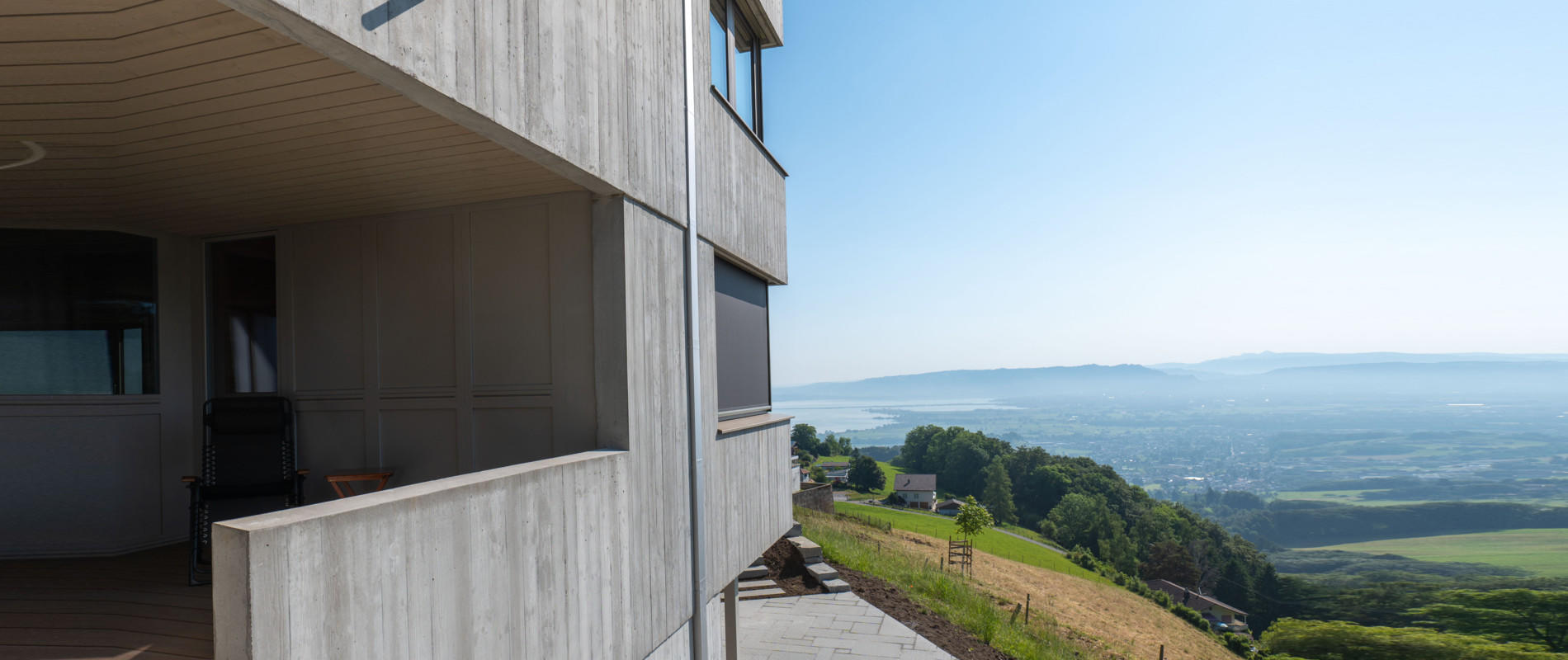 Sichtbeton-Fassade mit markanter Textur und einzigartiger Optik.